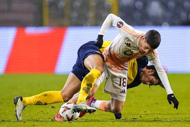 2024-11-07 R. Union Saint-Gilloise v AS Roma - UEFA Europa League 2024 25 League Phase MD4 BRUSSELS, BELGIUM - NOVEMBER 7: Matias Soule of AS Roma, Koki Machida of R. Union Saint-Gilloise battle for the ball on the ground during the UEFA Europa League 2024 25 League Phase MD4 match between R. Union Saint-Gilloise and AS Roma at King Baudouin Stadium on November 7, 2024 in Brussels, Belgium. (Photo by Joris Verwijst BSR Agency) Brussels Belgium Content not available for redistribution in The Netherlands directly or indirectly through any third parties. Copyright: xBSRxAgencyx