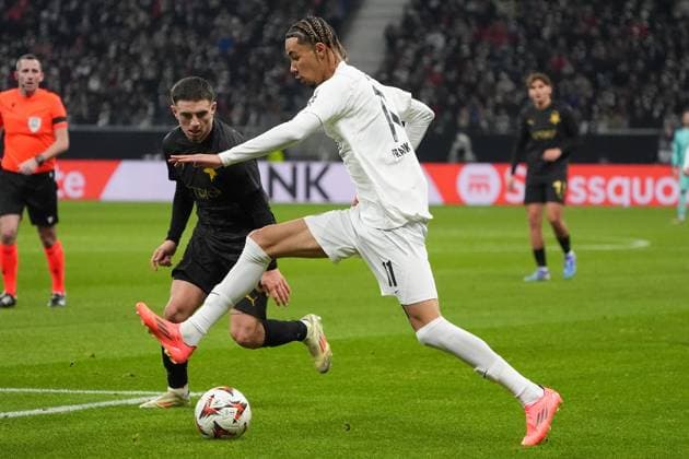 Hugo Ekitike (Eintracht Frankfurt, 11) setzt sich durch gegen Christos Zafeiris (Slavia Prag, 10) - Frankfurt 07.11.2024: Eintracht Frankfurt vs. Slavia Prag, Deutsche Bank Park, UEFA Europa League, 4. Spiel