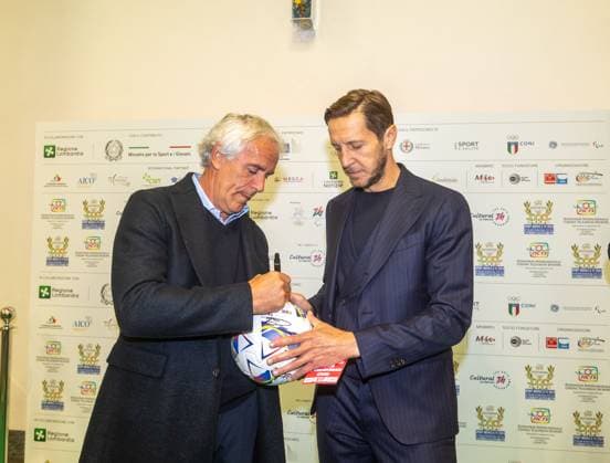 Roberto Donadoni e Massimo Ambrosini autografano il pallone allo Movies &amp; Tv 2024 , proiezione di Campioni del Made in Italy a Palazzo Lombardia - Milano, Italia - Gioved& xec;, 7 Novembre 2024 (foto Stefano Porta LaPresse) Sport Movies &amp; Tv 2024 , screening of Champions of Made in Italy at Palazzo Lombardia - Milan, Italy - Thursday, 7 November 2024 (photo Stefano Porta LaPresse)  Copyright: xStefanoxPortax LaPressex