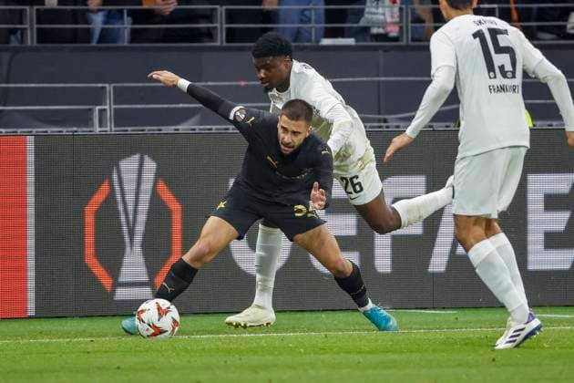 Ondrej Lingr (Slavia Prag, 32) und Junior Dina Ebimbe (Eintracht Frankfurt, 26) im Zweikampf , Fussball, UEFA Europa League, 4. Spieltag, 2024 2025, Eintracht Frankfurt vs. Slavia Prag, 07.11.2024, Frankfurt Stadion, Frankfurt am Main, Deutschland Frankfurt am Main Frankfurt Stadion Hessen Deutschland Copyright: xGrantxHubbsx
