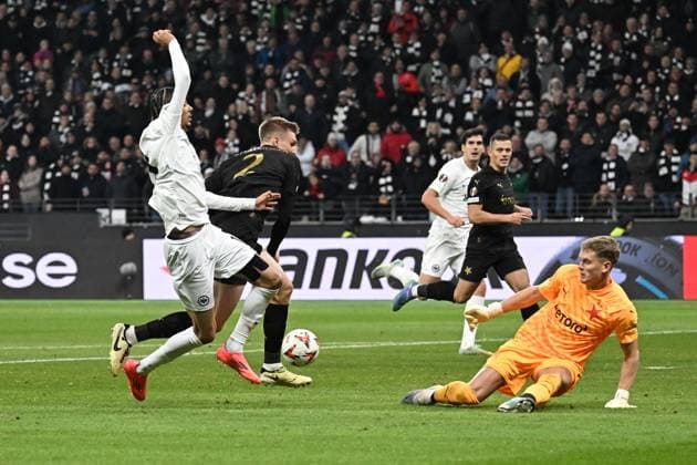 07.11.2024, xjhx, Fussball UEFA Europa League, Eintracht Frankfurt - Slavia Prag emspor, v.l. Hugo Ekitike (Eintracht Frankfurt) Stepan Chloupek (SK Slavia Prag) Antonin Kinsky (SK Slavia Prag) Zweikampf, Aktion, action, battle for the ball (UEFA REGULATIONS PROHIBIT ANY USE OF PHOTOGRAPHS as IMAGE SEQUENCES and or QUASI-VIDEO) Frankfurt am Main