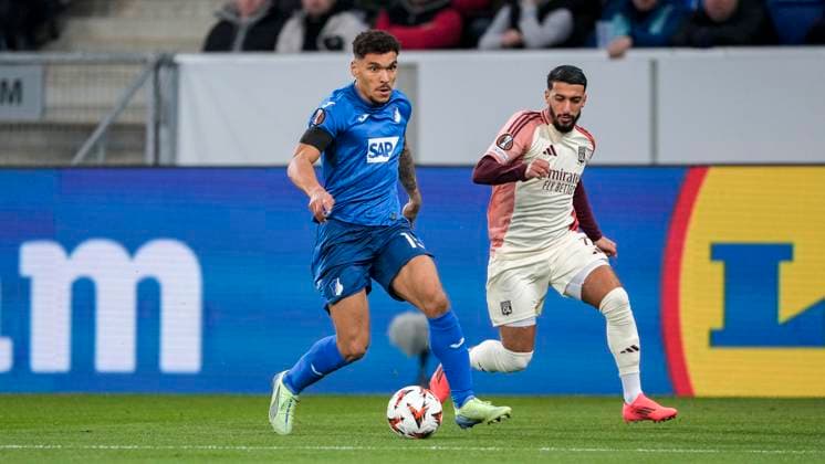 Sport Bilder des Tages v.li.: Valentin Gendrey (Hoffenheim, 15), Said Benrahma (OL, 17), Zweikampf, Spielszene, Duell, duel, tackle, tackling, Dynamik, Action, Aktion, 07.11.2024, Sinsheim (Deutschland), Fussball, UEFA Europa League, Gruppenphase, TSG 1899 Hoffenheim - Olympique Lyon, REGULATIONS PROHIBIT ANY USE OF PHOTOGRAPHS AS IMAGE SEQUENCES AND OR QUASI-VIDEO.