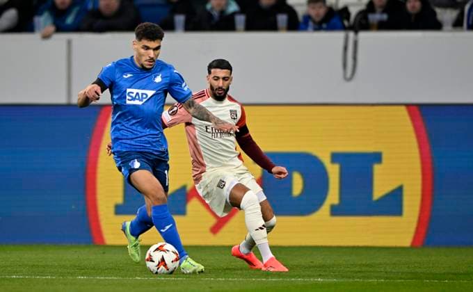 Zweikampf, Aktion Valentin Gendrey TSG 1899 Hoffenheim (15) gegen Said Benrahma Olympique Lyon Lyonnais OL (17) TSG 1899 Hoffenheim vs Olympique Lyonnais Lyon 07.11.2024 DFL REGULATIONS PROHIBIT ANY USE OF PHOTOGRAPHS AS IMAGE SEQUENCES AND OR QUASI-VIDEO TSG 1899 Hoffenheim vs Olympique Lyonnais Lyon