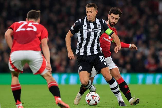 Sport Themen der Woche KW45 Sport Bilder des Tages Manchester United, ManU v PAOK Salonica Europa League 07 11 2024. Stefan Schwab (22) of PAOK Salonika is challenged by Bruno Fernandes (8) of Manchester United during the Europa League match between Manchester United and PAOK Salonica at Old Trafford, Manchester, England on 7 November 2024. Manchester Old Trafford Greater Manchester England Editorial use only , Copyright: xConorxMolloyx PSI-20778-0024