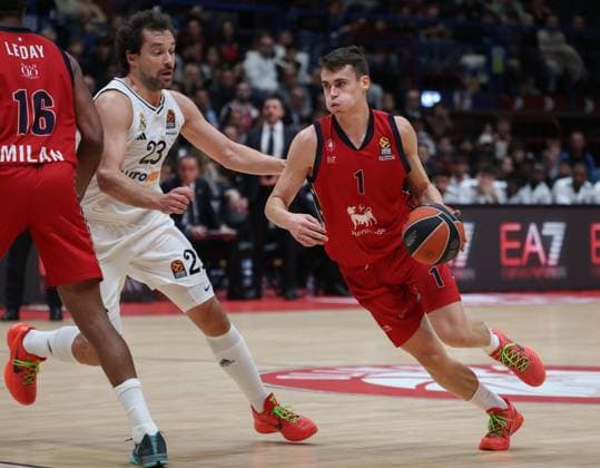 Foto IPP Roberto Bregani Milano 7 11 2024 Pallacanestro, Turkish Airline Euroleague 2024 2025, EA7 Emporio Armani MIlano vs Real Madrid ¨Nella foto Nenad Dimitrijevic dell EA7 Emporio Armani Milano in azione contro Sergio Llull del Real Madrid. Italy Photo Press World Copyright. italy  Copyright: xR4924_italyphotopressx