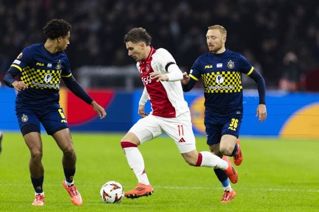 AMSTERDAM - (l-r) Tyrese Asante of Maccabi Tel-Aviv, Mika Godts of Ajax, Ido Shahar of Maccabi Tel-Aviv during the UEFA Europa League match between AFC Ajax Amsterdam and Maccabi Tel-Aviv at the Johan Cruijff ArenA on Nov. 7, 2024 in Amsterdam, Netherlands. ANP ROBIN VAN LONKHUIJSEN UEFA Europa League 2024 25 League Phase MD4 2024 25 xVIxANPxSportx xxANPxIVx 512918629 originalFilename: 512918629.jpg