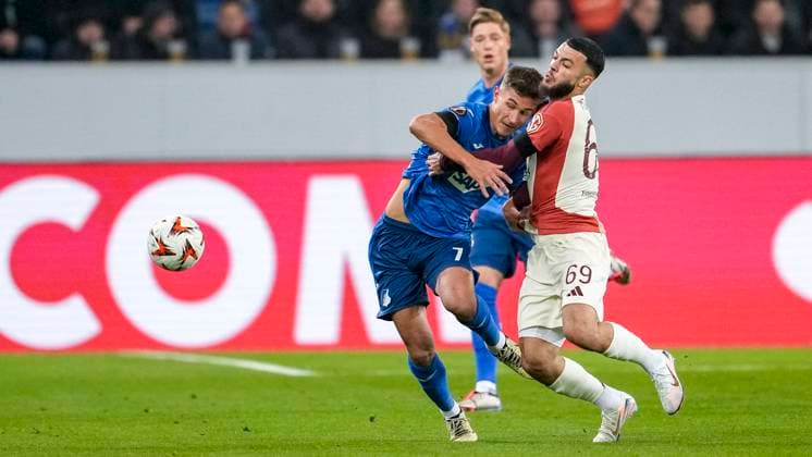 v.li.: Tom Bischof (Hoffenheim, 7), Georges Mikautadze (OL, 69), Zweikampf, Spielszene, Duell, duel, tackle, tackling, Dynamik, Action, Aktion, 07.11.2024, Sinsheim (Deutschland), Fussball, UEFA Europa League, Gruppenphase, TSG 1899 Hoffenheim - Olympique Lyon, REGULATIONS PROHIBIT ANY USE OF PHOTOGRAPHS AS IMAGE SEQUENCES AND OR QUASI-VIDEO.