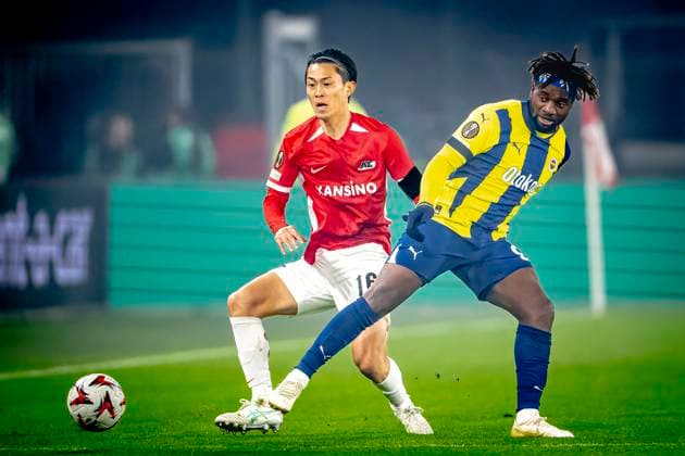 Sport Bilder des Tages AZ Alkmaar defender Seiya Maikuma, Fenerbahce forwarder Allan Saint-Maximin, during the match AZ - Fenerbahce at the AFAS stadium for the UEFA Europa League - League phase - Matchday 4 season 2024-2025 in ALKMAAR, Netherlands on 7 november 2024, (photo by Marcel van Dorst EYE4images DeFodi Images) not used in POL SRB CRO FRA GBR NED ITA USA Defodi-746_198788