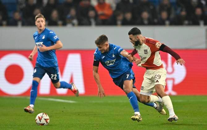 Zweikampf, Aktion Tom Bischof TSG 1899 Hoffenheim (07) gegen Georges Mikautadze Olympique Lyon Lyonnais OL (69) Trikotziehen TSG 1899 Hoffenheim vs Olympique Lyonnais Lyon 07.11.2024 DFL REGULATIONS PROHIBIT ANY USE OF PHOTOGRAPHS AS IMAGE SEQUENCES AND OR QUASI-VIDEO TSG 1899 Hoffenheim vs Olympique Lyonnais Lyon