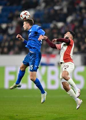 Kopfballduell Zweikampf Aktion Arthur Chaves TSG 1899 Hoffenheim (35) gegen Georges Mikautadze Olympique Lyon Lyonnais OL (69) TSG 1899 Hoffenheim vs Olympique Lyonnais Lyon 07.11.2024 DFL REGULATIONS PROHIBIT ANY USE OF PHOTOGRAPHS AS IMAGE SEQUENCES AND OR QUASI-VIDEO TSG 1899 Hoffenheim vs Olympique Lyonnais Lyon