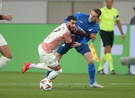 V.li. Said Benrahma (Lyon) , Arthur Chaves (Hoffenheim) . Fussball: Europa League: Saison 24 25: TSG 1899 Hoffenheim - Olympique Lyon , 2. Spieltag, 07.11.2024.