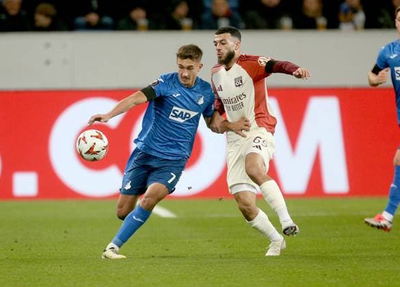 V.li. Tom Bischof (Hoffenheim) , Georges Mikautadze (Lyon) . Fussball: Europa League: Saison 24 25: TSG 1899 Hoffenheim - Olympique Lyon , 2. Spieltag, 07.11.2024.