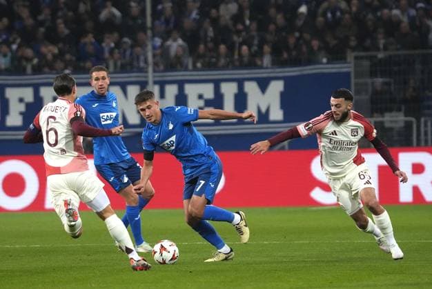 Europa League, TSG 1899 Hoffenheim vs Olympique Lyon 07.11.2024, PreZero-Arena, Sinsheim, Europa League, TSG 1899 Hoffenheim vs Olympique Lyon , im Bild Maxence Caqueret (Lyon), Tom Bischof (Hoffenheim), Georges Mikautadze (Lyon) Sinsheim PreZero-Arena Deutschland