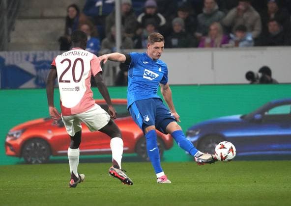07.11.2024, PreZero-Arena, Sinsheim, Europa League, TSG 1899 Hoffenheim vs Olympique Lyon , im Bild Sael Kumbedi (Lyon), Alexander Prass (Hoffenheim) ( Defodi-506_20241107_hbr_1539