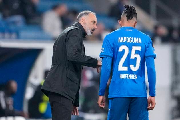 v.li.: Pellegrino Matarazzo (Rino, Trainer, Cheftrainer, Hoffenheim), Kevin Akpoguma (Hoffenheim, 25), im Gespräch, Diskussion auf dem Spielfeld, Action, Aktion, Spielszene, 07.11.2024, Sinsheim (Deutschland), Fussball, UEFA Europa League, Gruppenphase, TSG 1899 Hoffenheim - Olympique Lyon, REGULATIONS PROHIBIT ANY USE OF PHOTOGRAPHS AS IMAGE SEQUENCES AND OR QUASI-VIDEO.