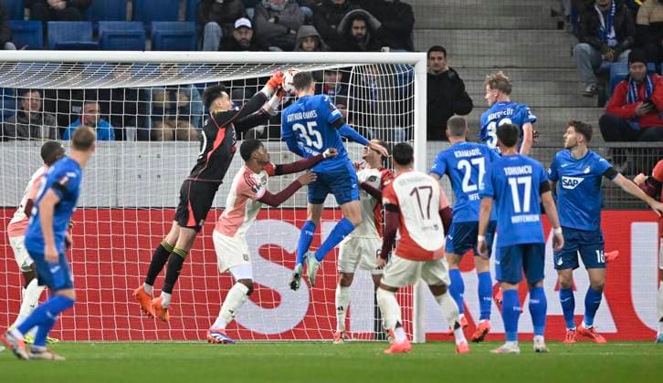 Strafraumszene, Torraumszene Torwart Remy Descamps Olympique Lyon Lyonnais OL (40) gegen Torwart Remy Descamps Olympique Lyon Lyonnais OL (40) Aktion TSG 1899 Hoffenheim vs Olympique Lyonnais Lyon 07.11.2024 DFL REGULATIONS PROHIBIT ANY USE OF PHOTOGRAPHS AS IMAGE SEQUENCES AND OR QUASI-VIDEO TSG 1899 Hoffenheim vs Olympique Lyonnais Lyon