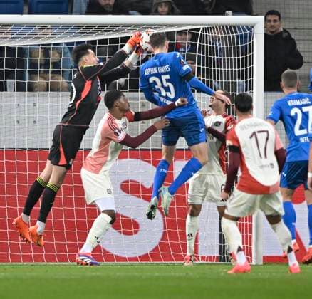Strafraumszene, Torraumszene Torwart Remy Descamps Olympique Lyon Lyonnais OL (40) gegen Torwart Remy Descamps Olympique Lyon Lyonnais OL (40) Aktion TSG 1899 Hoffenheim vs Olympique Lyonnais Lyon 07.11.2024 DFL REGULATIONS PROHIBIT ANY USE OF PHOTOGRAPHS AS IMAGE SEQUENCES AND OR QUASI-VIDEO TSG 1899 Hoffenheim vs Olympique Lyonnais Lyon
