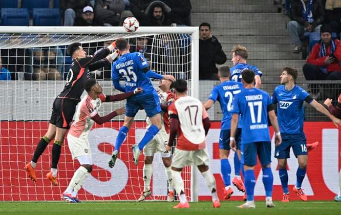 Strafraumszene, Torraumszene Torwart Remy Descamps Olympique Lyon Lyonnais OL (40) gegen Torwart Remy Descamps Olympique Lyon Lyonnais OL (40) Aktion TSG 1899 Hoffenheim vs Olympique Lyonnais Lyon 07.11.2024 DFL REGULATIONS PROHIBIT ANY USE OF PHOTOGRAPHS AS IMAGE SEQUENCES AND OR QUASI-VIDEO TSG 1899 Hoffenheim vs Olympique Lyonnais Lyon
