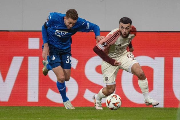 Arthur Chaves (TSG 1899 Hoffenheim) und Georges Mikautadze (Olympique Lyon). xettx, Deutschland, Sinsheim, 07.11.2024, Fussball, UEFA Europa League: TSG 1899 Hoffenheim vs Olympique Lyon, Saison 2024 2025, Match Day 4, PreZerro Arena Foto: A2 Bildagentur Peter Hartenfelser