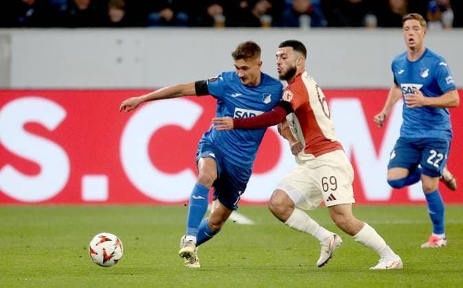 V.li. Tom Bischof (Hoffenheim) , Georges Mikautadze (Lyon) . Fussball: Europa League: Saison 24 25: TSG 1899 Hoffenheim - Olympique Lyon , 2. Spieltag, 07.11.2024.