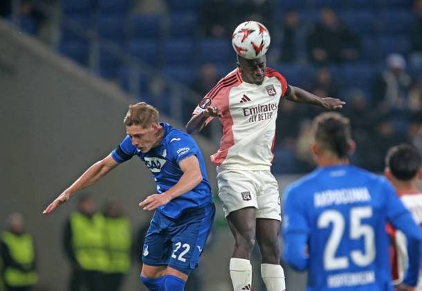 V.li. Alexander Prass (Hoffenheim) , Sael Kumbedi (Lyon) . Fussball: Europa League: Saison 24 25: TSG 1899 Hoffenheim - Olympique Lyon , 2. Spieltag, 07.11.2024.