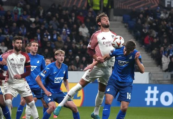 07.11.2024, PreZero-Arena, Sinsheim, Europa League, TSG 1899 Hoffenheim vs Olympique Lyon , im Bild Tanner Tessmann (Lyon), Anton Stach (Hoffenheim) ( Defodi-506_20241107_hbr_1685