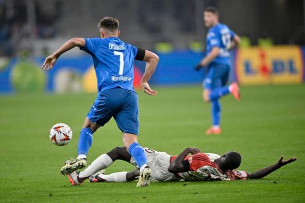 Zweikampf, Aktion Sael Kumbedi Olympique Lyon Lyonnais OL (20) am Boden gegen Tom Bischof TSG 1899 Hoffenheim (07) TSG 1899 Hoffenheim vs Olympique Lyonnais Lyon 07.11.2024 DFL REGULATIONS PROHIBIT ANY USE OF PHOTOGRAPHS AS IMAGE SEQUENCES AND OR QUASI-VIDEO TSG 1899 Hoffenheim vs Olympique Lyonnais Lyon