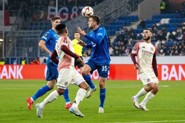 Gift Orban (Olympique Lyon), Arthur Chaves (TSG 1899 Hoffenheim) und Georges Mikautadze (Olympique Lyon). xettx, Deutschland, Sinsheim, 07.11.2024, Fussball, UEFA Europa League: TSG 1899 Hoffenheim vs Olympique Lyon, Saison 2024 2025, Match Day 4, PreZerro Arena Foto: A2 Bildagentur Peter Hartenfelser