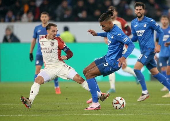 V.li. Maxence Caqueret (Lyon) , Kevin Akpoguma (Hoffenheim) . Fussball: Europa League: Saison 24 25: TSG 1899 Hoffenheim - Olympique Lyon , 2. Spieltag, 07.11.2024.
