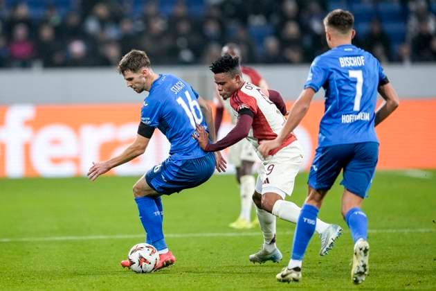 v.li.: Anton Stach (Hoffenheim, 16), Gift Orban (OL, 9), Tom Bischof (Hoffenheim, 7), Zweikampf, Spielszene, Duell, duel, tackle, tackling, Dynamik, Action, Aktion, 07.11.2024, Sinsheim (Deutschland), Fussball, UEFA Europa League, Gruppenphase, TSG 1899 Hoffenheim - Olympique Lyon, REGULATIONS PROHIBIT ANY USE OF PHOTOGRAPHS AS IMAGE SEQUENCES AND OR QUASI-VIDEO.