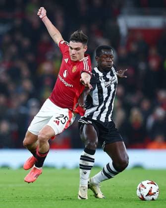Sport Themen der Woche KW45 Sport Bilder des Tages Manuel Ugarte of Manchester United, ManU and Mady Camara of PAOK Manchester United v PAOK, UEFA Europa League, Group Stage, Football, Old Trafford, Manchester, UK - 07 Nov 2024 EDITORIAL USE ONLY No use with unauthorised audio, video, data, fixture lists, club league logos or live services. Online in-match use limited to 120 images, no video emulation. No use in betting, games or single club league player publications.  Copyright: xMattxWest Shutterstockx 14878094x