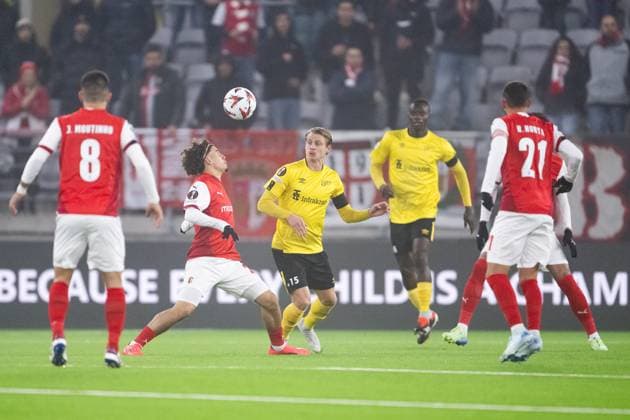 241107 Ismael Gharbi of Braga and Simon Hedlund of Elfsborg during the Europa League match between Elfsborg and Braga on November 7, 2024 in Boras. Photo: Jörgen Jarnberger BILDBYRAN COP 112 JJ0415 fotboll football soccer fotball uefa europa league europa league elfsborg braga bbeng Copyright: JÖRGENxJARNBERGER BB241107JJ076