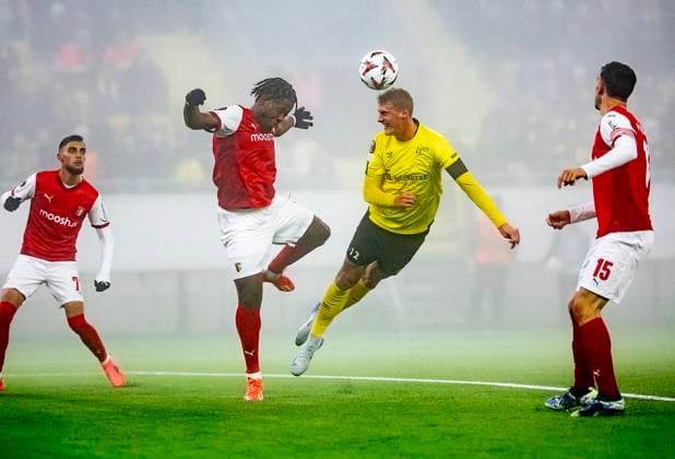 BORAS, SVERIGE 20241107 Bragas Bright Arrey-Mbi och Elfsborgs Emil Holten under torsdagens fotbollsmatch i Uefa Europa League mellan IF Elfsborg och SC Braga pa Boras Arena. BORAS SVERIGE x9200x