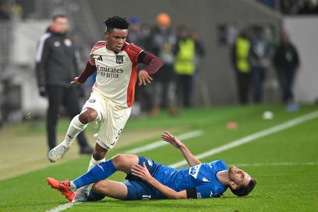 Zweikampf, Aktion Gift Orban Olympique Lyon Lyonnais OL (09) gegen Anton Stach TSG 1899 Hoffenheim (16) am Boden Foul TSG 1899 Hoffenheim vs Olympique Lyonnais Lyon 07.11.2024 DFL REGULATIONS PROHIBIT ANY USE OF PHOTOGRAPHS AS IMAGE SEQUENCES AND OR QUASI-VIDEO TSG 1899 Hoffenheim vs Olympique Lyonnais Lyon