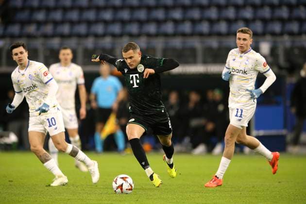 Foto: Philippe Rommens (Budapest) gegen Mykola Shaparenko (Kiev) und Vladyslav VANAT (Kiev , rechts) Fußball Europa League, Dynamo Kiew - TC Ferencvaros Budapest, Vorrunde, 4. Spieltag, Do. 07.11.2024 Volksparkstadion, Hamburg