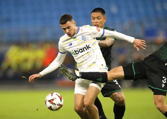Foto: Nazar Voloshyn (Kiev) gegen Cristian Ramirez (Budapest) Fußball Europa League, Dynamo Kiew - TC Ferencvaros Budapest, Vorrunde, 4. Spieltag, Do. 07.11.2024 Volksparkstadion, Hamburg
