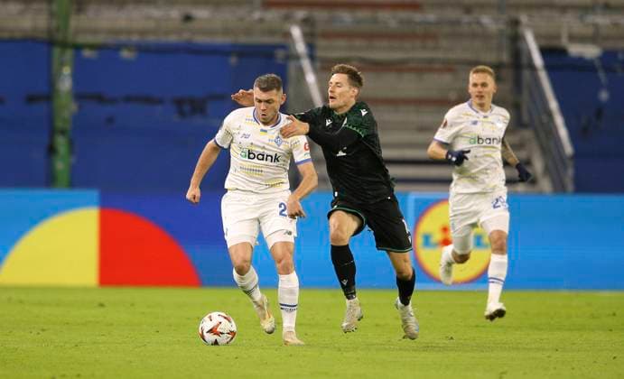Foto: am Ball Oleksandr Karavayev (Kiev) , er wird gefoult von Kristoffer Zachariassen (Budapest) Fußball Europa League, Dynamo Kiew - TC Ferencvaros Budapest, Vorrunde, 4. Spieltag, Do. 07.11.2024 Volksparkstadion, Hamburg