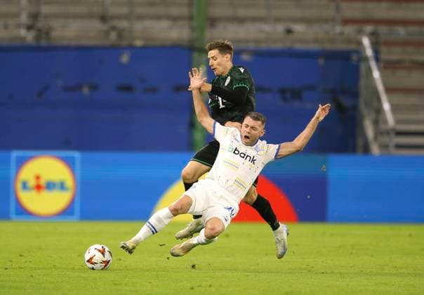 Foto: am Ball Oleksandr Karavayev (Kiev) , er wird gefoult von Kristoffer Zachariassen (Budapest) Fußball Europa League, Dynamo Kiew - TC Ferencvaros Budapest, Vorrunde, 4. Spieltag, Do. 07.11.2024 Volksparkstadion, Hamburg