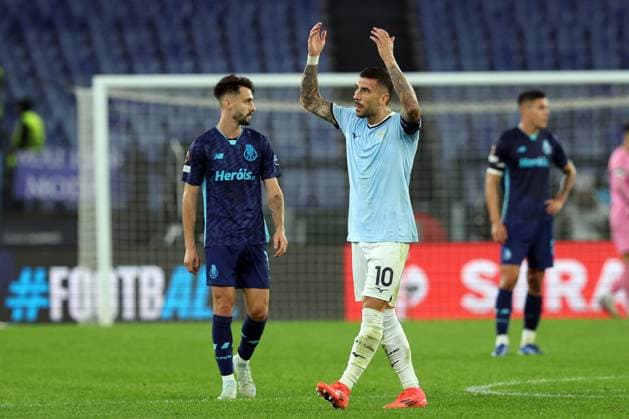 Rome, Italy 07.11.2024: Mattia Zaccagni of Lazio incites the audience during the Uefa Europa League 2024-2025, day 4, football match between SS Lazio vs Fc Porto at Olympic Stadium in Rome on 7th November 2024.  Copyright: xMarcoxIacobucci IPAxSportx xipa-x xx IPA_51355750 IPA_Agency_IPA51355750