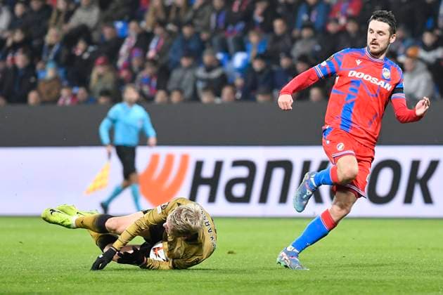 L-R Orri Oskarsson (San Sebastian) and Milan Havel (Plzen) in action during the Europa League 4th round match Viktoria Plzen vs Real Sociedad San Sebastian in Pilsen, Czech Republic, November 7, 2024. (CTKxPhoto MiroslavxChaloupka) CTKPhotoP2024110709661  CTKPhotoP2024110709661