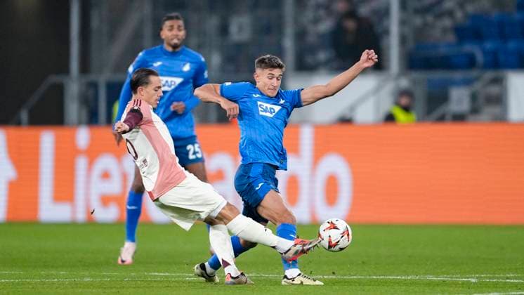 v.li.: Maxence Caqueret (OL, 6), Tom Bischof (Hoffenheim, 7), Zweikampf, Spielszene, Duell, duel, tackle, tackling, Dynamik, Action, Aktion, 07.11.2024, Sinsheim (Deutschland), Fussball, UEFA Europa League, Gruppenphase, TSG 1899 Hoffenheim - Olympique Lyon, REGULATIONS PROHIBIT ANY USE OF PHOTOGRAPHS AS IMAGE SEQUENCES AND OR QUASI-VIDEO.