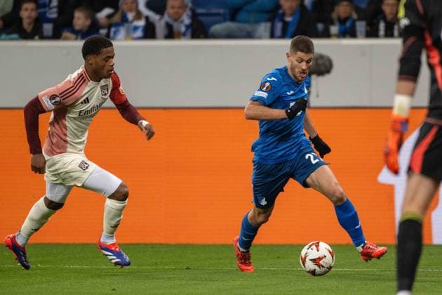 Warner Omari (Olympique Lyon) und Andrej Kramaric (TSG 1899 Hoffenheim). xettx, Deutschland, Sinsheim, 07.11.2024, Fussball, UEFA Europa League: TSG 1899 Hoffenheim vs Olympique Lyon, Saison 2024 2025, Match Day 4, PreZerro Arena Foto: A2 Bildagentur Peter Hartenfelser