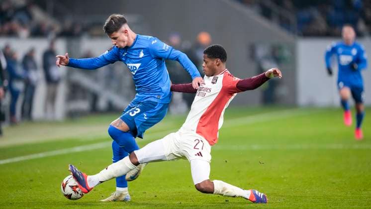 v.li.: Adam Hlozek (Hoffenheim, 23), Warmed Omari (OL, 27), Zweikampf, Spielszene, Duell, duel, tackle, tackling, Dynamik, Action, Aktion, 07.11.2024, Sinsheim (Deutschland), Fussball, UEFA Europa League, Gruppenphase, TSG 1899 Hoffenheim - Olympique Lyon, REGULATIONS PROHIBIT ANY USE OF PHOTOGRAPHS AS IMAGE SEQUENCES AND OR QUASI-VIDEO.