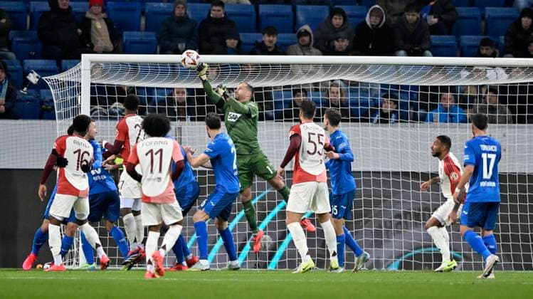 Strafraumszene, Torraumszene Faustabwehr Aktion Torwart Oliver Baumann TSG 1899 Hoffenheim (01) TSG 1899 Hoffenheim vs Olympique Lyonnais Lyon 07.11.2024 DFL REGULATIONS PROHIBIT ANY USE OF PHOTOGRAPHS AS IMAGE SEQUENCES AND OR QUASI-VIDEO TSG 1899 Hoffenheim vs Olympique Lyonnais Lyon