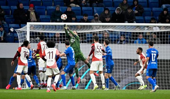 Strafraumszene, Torraumszene Faustabwehr Aktion Torwart Oliver Baumann TSG 1899 Hoffenheim (01) TSG 1899 Hoffenheim vs Olympique Lyonnais Lyon 07.11.2024 DFL REGULATIONS PROHIBIT ANY USE OF PHOTOGRAPHS AS IMAGE SEQUENCES AND OR QUASI-VIDEO TSG 1899 Hoffenheim vs Olympique Lyonnais Lyon