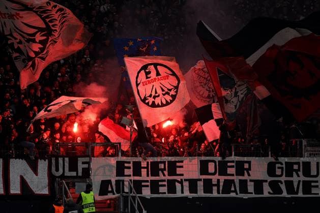 07.11.2024, xovx, Fußball UEFA Europa League, Eintracht Frankfurt - Slavia Prag Fans von Eintracht Frankfurt mit Pyrotechnik vor dem Spiel gegen Slavia Prag. (DFL DFB REGULATIONS PROHIBIT ANY USE OF PHOTOGRAPHS as IMAGE SEQUENCES and or QUASI-VIDEO) emspor Frankfurt am Main