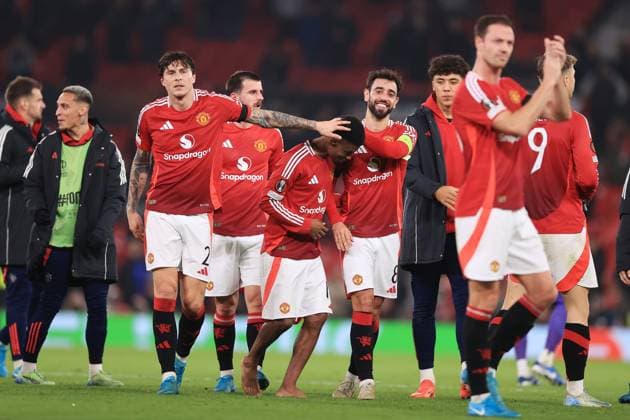 Football - UEFA Europa League - League Phase - Manchester United, ManU v PAOK Salonika 7th November 2024 - UEFA Europa League - League Phase - Manchester United v PAOK Salonika - Victor Lindelof of Manchester United (L) and Bruno Fernandes of Manchester United congratulate Amad Diallo of Manchester United after the match - Photo: Simon Stacpoole Offside. Manchester UK Copyright: xSimonxStacpoolexOffside