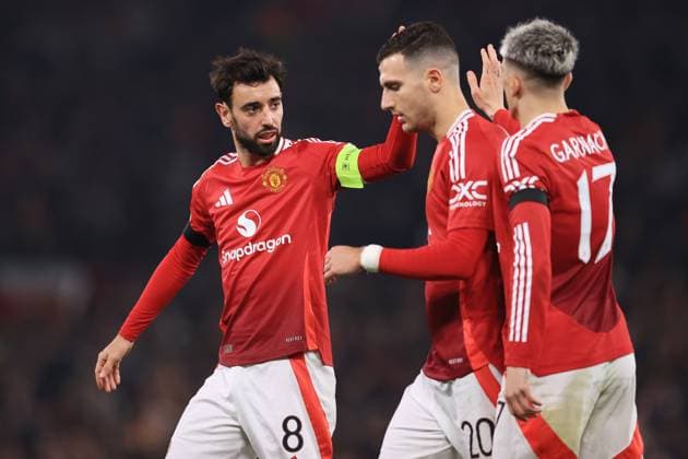 Football - UEFA Europa League - League Phase - Manchester United, ManU v PAOK Salonika 7th November 2024 - UEFA Europa League - League Phase - Manchester United v PAOK Salonika - Bruno Fernandes of Manchester United (L) high-fives Alejandro Garnacho of Manchester United as Diogo Dalot of Manchester United looks on - Photo: Simon Stacpoole Offside. Manchester UK Copyright: xSimonxStacpoolexOffside