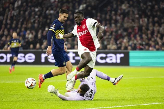 AMSTERDAM - (l-r) Brian Brobbey of Ajax, Maccabi Tel-Aviv goalkeeper Roi Mishpati during the UEFA Europa League match between AFC Ajax Amsterdam and Maccabi Tel-Aviv at the Johan Cruijff ArenA on Nov. 7, 2024 in Amsterdam, Netherlands. ANP ROBIN VAN LONKHUIJSEN UEFA Europa League 2024 25 League Phase MD4 2024 25 xVIxANPxSportx xxANPxIVx 512932284 originalFilename: 512932284.jpg