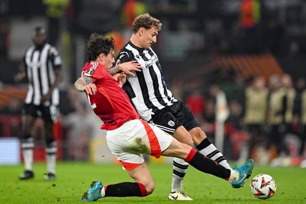 Old Trafford MANCHESTER, ENGLAND - NOVEMBER 07: Fedor Chalov of PAOK FC (R) is challenged by Victor Lindelöf of Manchester United, ManU (L) during the UEFA Europa League 2024 25 League Phase MD4 match between Manchester United and PAOK FC at Old Trafford on November 07, 2024 in Manchester, England. (Richard Callis SPP) Copyright: xRichardxCallisx xSPPx spp-en-RiCa-RC4_RIC_ManchesterUtd._Paok_07Nov2024_EN122